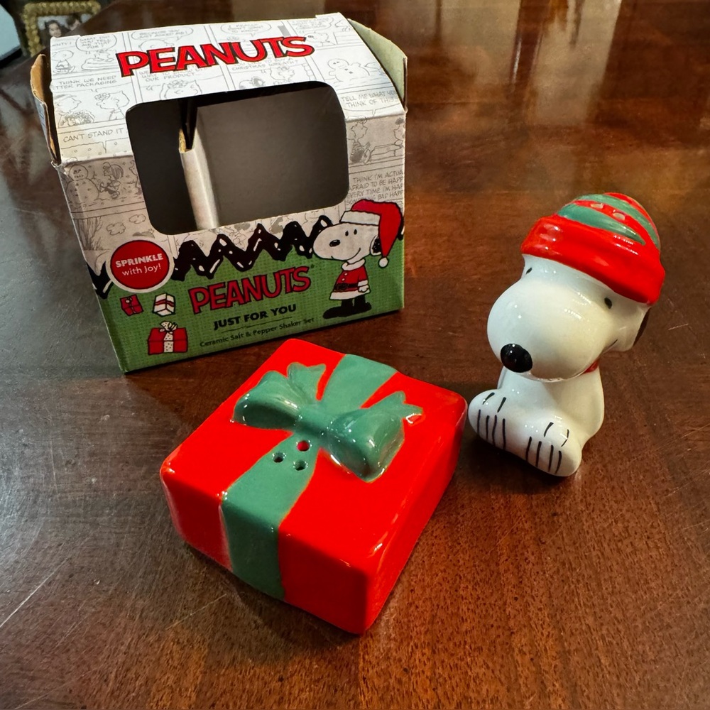 Peanuts Snoopy with Gift Salt and Pepper Holiday Christmas Set New